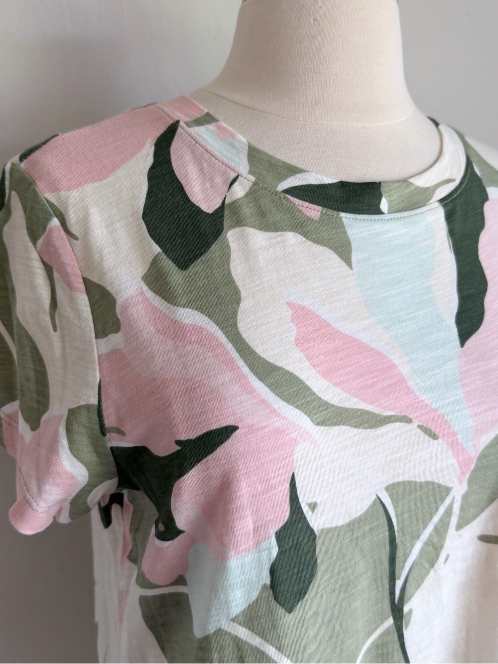 Sanctuary Cotton Blend Pink & Green Floral Slub Pocket Front Tee, Sz Medium - Picture 2 of 9